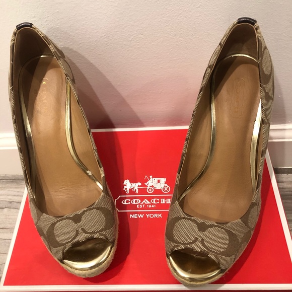 Coach signature wedges for those sunny ☀️ days! - Picture 2 of 8